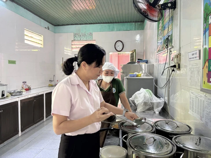 Nữ chủ tịch phường ở Huế gửi gắm điều dân mong ở Đại hội XIV - Ảnh 3.