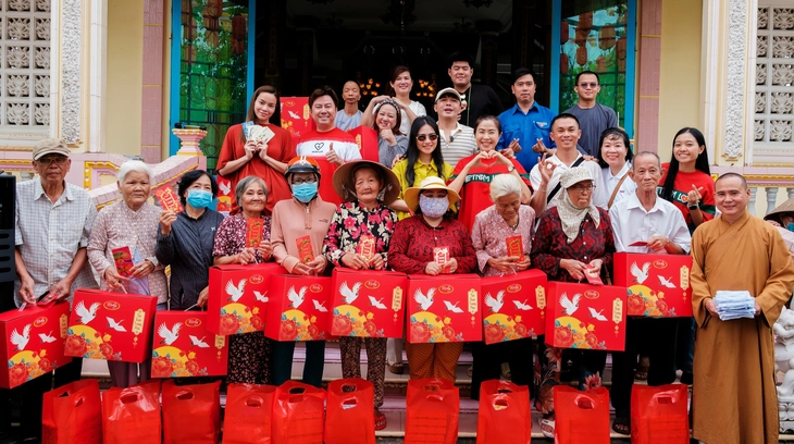 Mang Tết sớm đến các chiến sĩ, người nghèo - Ảnh 4.