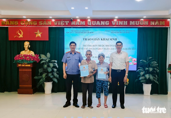 Người đàn ông 66 tuổi được cấp lại giấy khai sinh sau nhiều năm thất lạc - Ảnh 1.