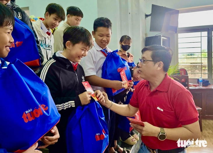 'Tết sẻ chia 2026' của báo Tuổi Trẻ: Mang hương xuân làm ấm áp vùng bị lũ dữ - Ảnh 5.