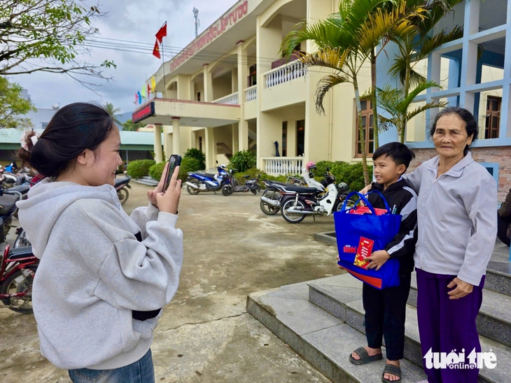 'Tết sẻ chia 2026' của báo Tuổi Trẻ: Mang hương xuân làm ấm áp vùng bị lũ dữ - Ảnh 6.