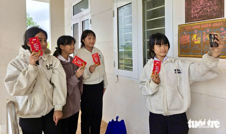 'Tết sẻ chia 2026' của báo Tuổi Trẻ: Mang hương xuân làm ấm áp vùng bị lũ dữ - Ảnh 7.