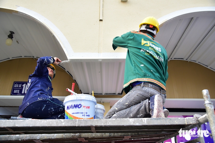 Người dân, du khách thích thú check-in, ngắm nhìn ‘áo mới’ chợ Bến Thành - Ảnh 5.