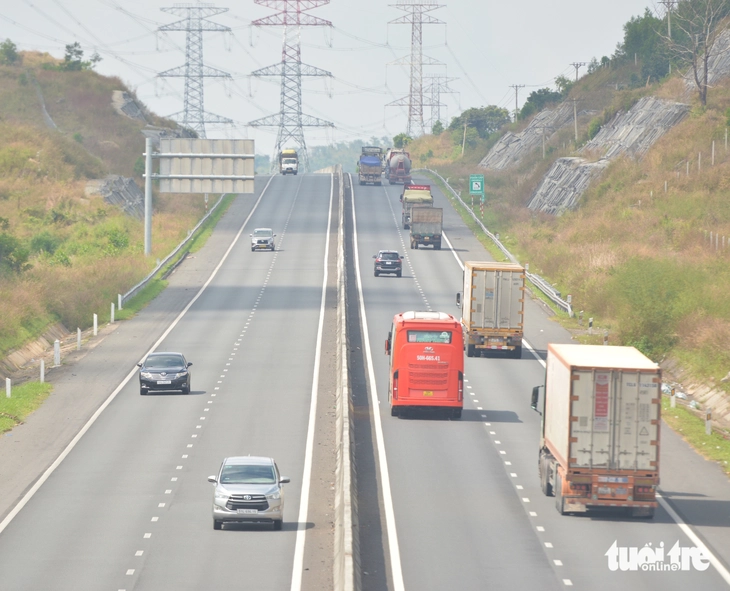 Phân làn theo tốc độ, loại xe chạy trên cao tốc Phan Thiết - Dầu Giây: Thông thoáng và an toàn hơn - Ảnh 5.