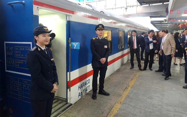 Phát hiện sự cố, ngành đường sắt tạm dừng chạy tàu qua cầu Long Biên - Ảnh 3.