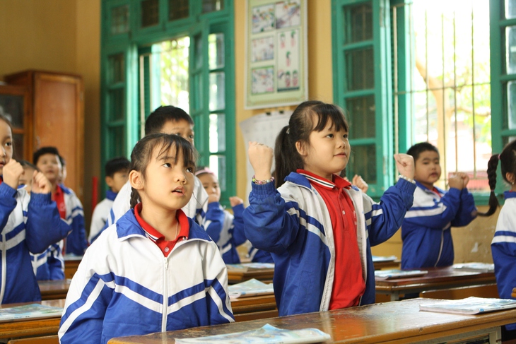 Nhiệt độ dưới 10°C, học sinh mầm non, tiểu học tại Hà Nội không đến trường - Ảnh 1.