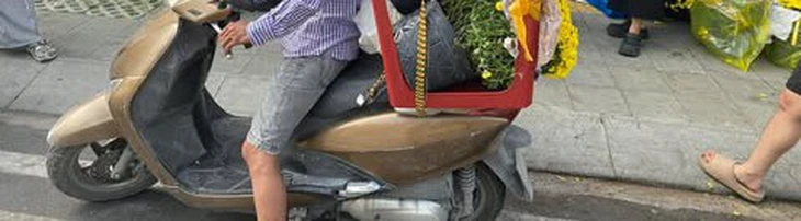 Cúc mâm xôi nở sớm, hàng đúng Tết khan hiếm, giá tăng mạnh - Ảnh 2.