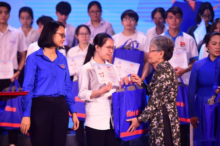 Trở về cùng xây dựng quê hương - Kỳ 7: Cầu nối những tấm lòng thiện nguyện vì đồng bào - Ảnh 2. Tiếp sức đến trường - Ảnh 2.