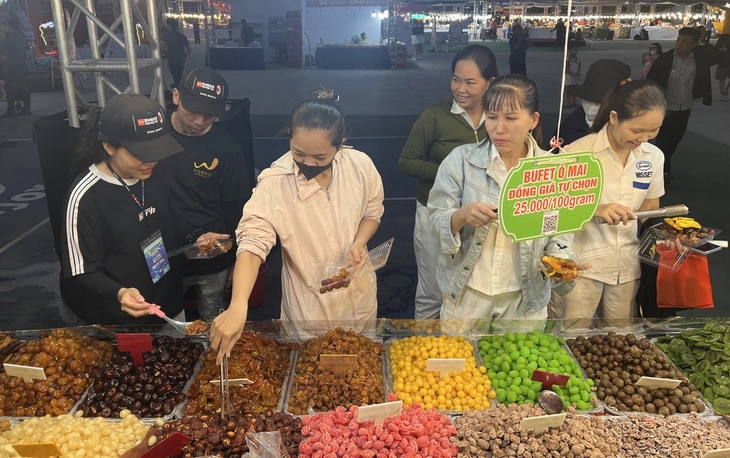 Bay Tết: mai, đào 'lên máy bay', giá vận chuyển từ 450.000 đồng/bó - Ảnh 3.