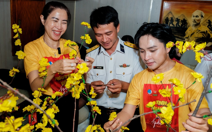 Gala nhạc Việt ‘giải cứu’ hơn 1.000 chậu cúc mâm xôi, sẻ chia cùng nông dân miền Tây - Ảnh 1.