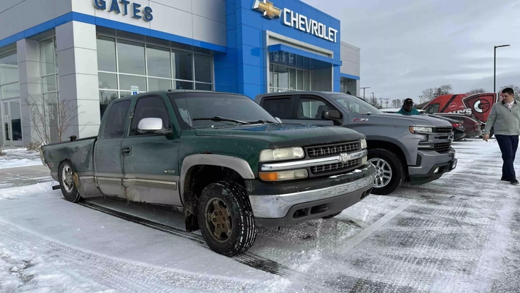 Xe cũ nát bỗng hot toàn mạng: Gần như gãy đôi vẫn chạy suốt 25 năm, cái kết ấm lòng người - Ảnh 5.