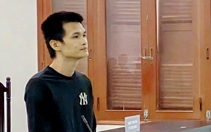 Tạm giữ người đàn ông mang 2 con dao đến trụ sở công an chửi bới, đe dọa - Ảnh 3.