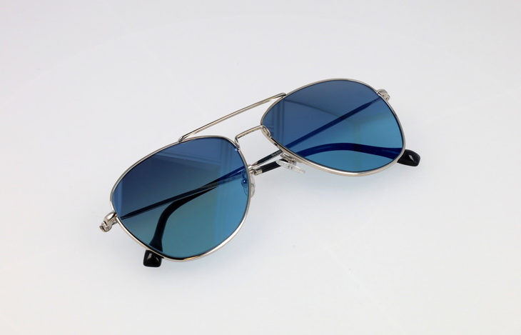 Tổng thống Macron đeo kính râm ở Davos, hãng kính Pháp ‘vỡ trận’ vì đơn đặt hàng - Ảnh 3.