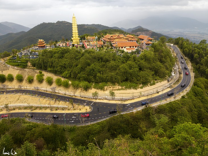 Dàn xe VF9 mui trần đưa vợ chồng á hậu Phương Nhi lên chùa làm lễ hằng thuận - Ảnh 2. Phương Nhi - Ảnh 2.