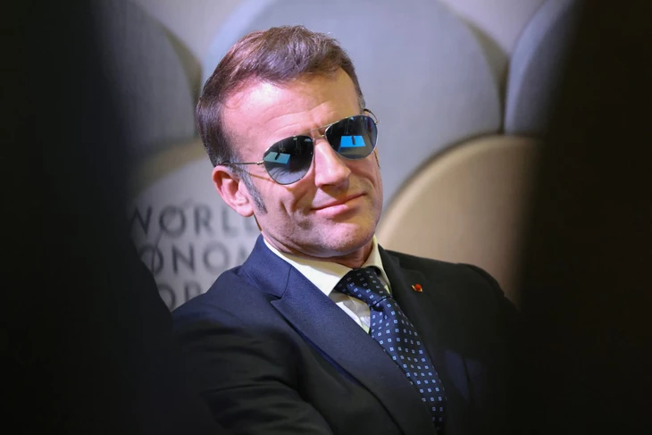 Tổng thống Macron đeo kính râm ở Davos, hãng kính Pháp ‘vỡ trận’ vì đơn đặt hàng - Ảnh 1.