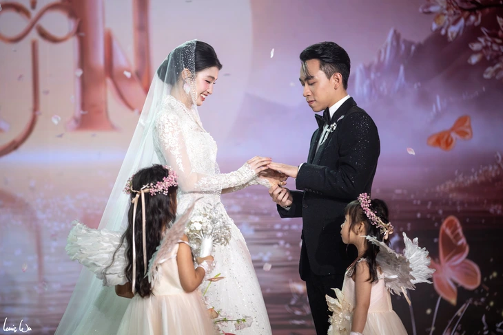 Dàn xe VF9 mui trần đưa vợ chồng á hậu Phương Nhi lên chùa làm lễ hằng thuận - Ảnh 5. Phương Nhi - Ảnh 7.