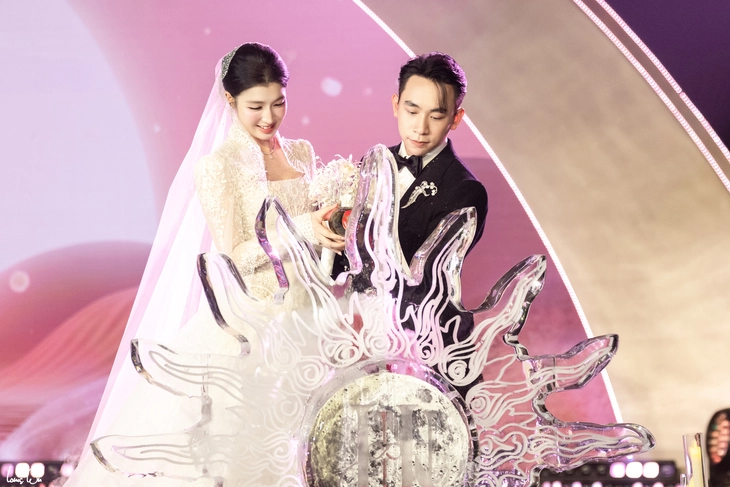 Dàn xe VF9 mui trần đưa vợ chồng á hậu Phương Nhi lên chùa làm lễ hằng thuận - Ảnh 4. Phương Nhi - Ảnh 6.