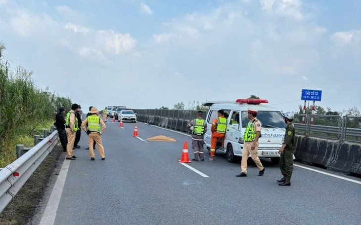 Thi thể người đàn ông nước ngoài trôi trên biển ở Đà Nẵng - Ảnh 2.
