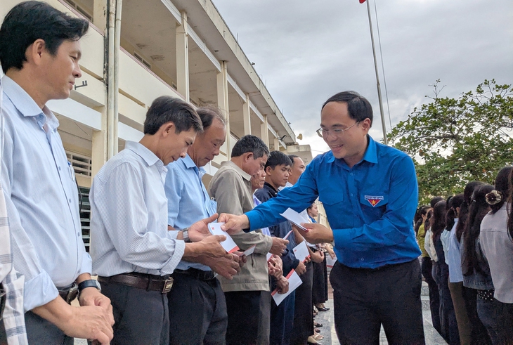 Tuổi Trẻ mang 'Tết sẻ chia' đến học sinh vùng lũ Phú Yên cũ - Ảnh 1. Tuổi Trẻ mang 'Tết sẻ chia' đến học sinh vùng lũ Phú Yên cũ - Ảnh 1.