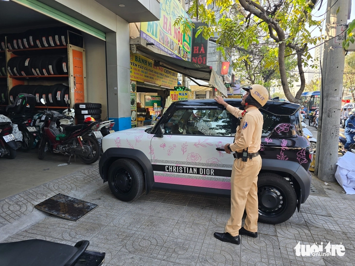 Công an TP.HCM tiếp tục xử lý lấn chiếm vỉa hè trên quốc lộ 13, công viên Tầm Vu ở phường Bình Thạnh - Ảnh 3.