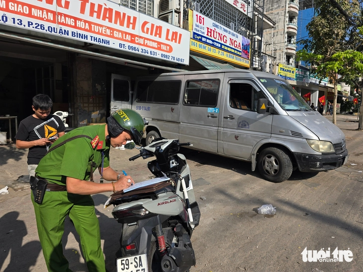 Công an TP.HCM tiếp tục xử lý lấn chiếm vỉa hè trên quốc lộ 13, công viên Tầm Vu ở phường Bình Thạnh - Ảnh 4.