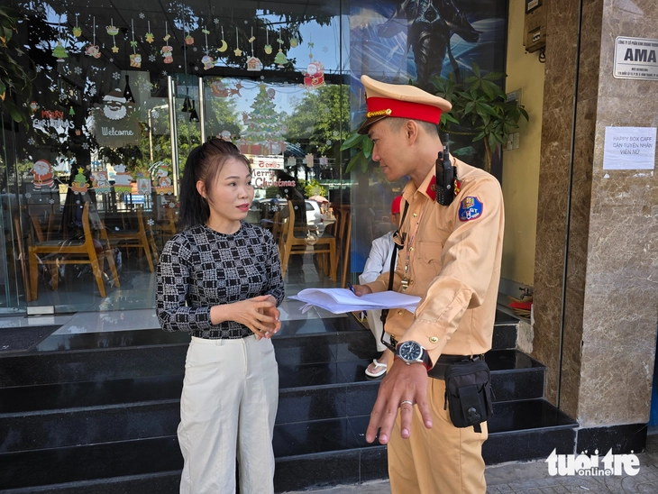 Công an TP.HCM tiếp tục xử lý lấn chiếm vỉa hè trên quốc lộ 13, công viên Tầm Vu ở phường Bình Thạnh - Ảnh 5.