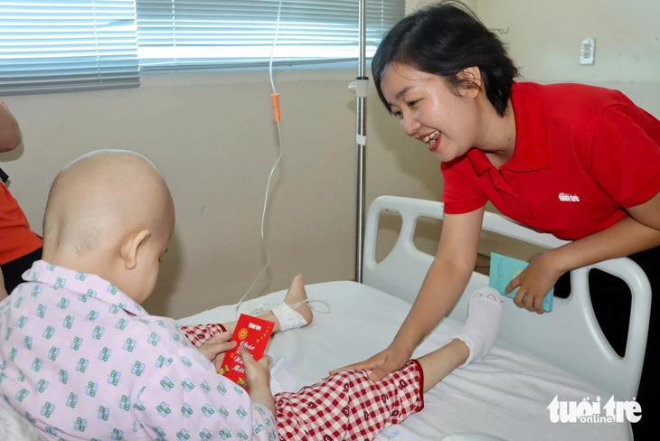 100 phần quà nghĩa tình, mang Tết ấm áp đến các bệnh nhi Bệnh viện Ung bướu TP.HCM - Ảnh 2.