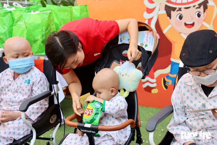 100 phần quà nghĩa tình, mang Tết ấm áp đến các bệnh nhi Bệnh viện Ung bướu TP.HCM - Ảnh 7.