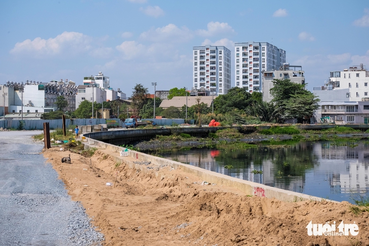 Thêm 7km đường ven kênh Tham Lương sắp thông xe trước Tết Nguyên đán - Ảnh 2.