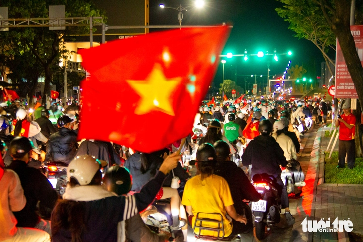 Du khách nước ngoài chung vui cùng người dân Đà Nẵng ăn mừng chiến thắng của U23 Việt Nam - Ảnh 1.