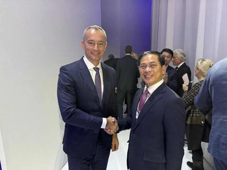 Phó thủ tướng Bùi Thanh Sơn dự lễ ký hiến chương Hội đồng Hòa bình tại Davos - Ảnh 3.