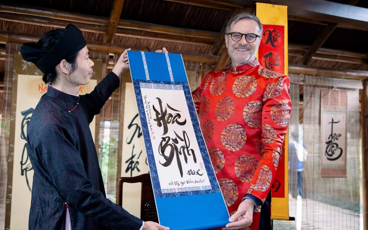 ‘Ông đồ’ già ngồi viết thư pháp bên nhạc DJ và vũ công nhảy múa  - Ảnh 3.