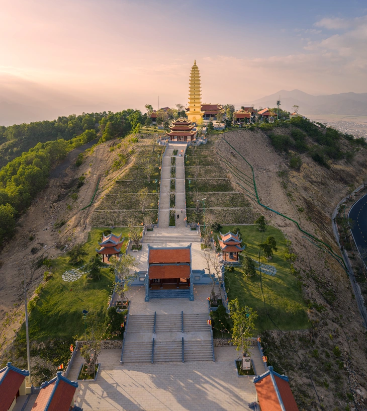 Dàn xe VF9 mui trần đưa vợ chồng á hậu Phương Nhi lên chùa làm lễ hằng thuận - Ảnh 7. Phương Nhi - Ảnh 9.