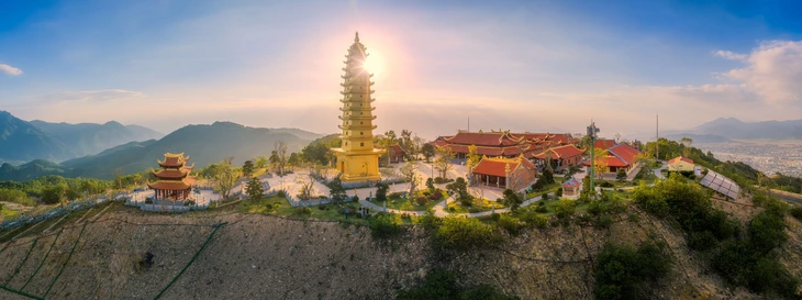 Dàn xe VF9 mui trần đưa vợ chồng á hậu Phương Nhi lên chùa làm lễ hằng thuận - Ảnh 6. Phương Nhi - Ảnh 8.