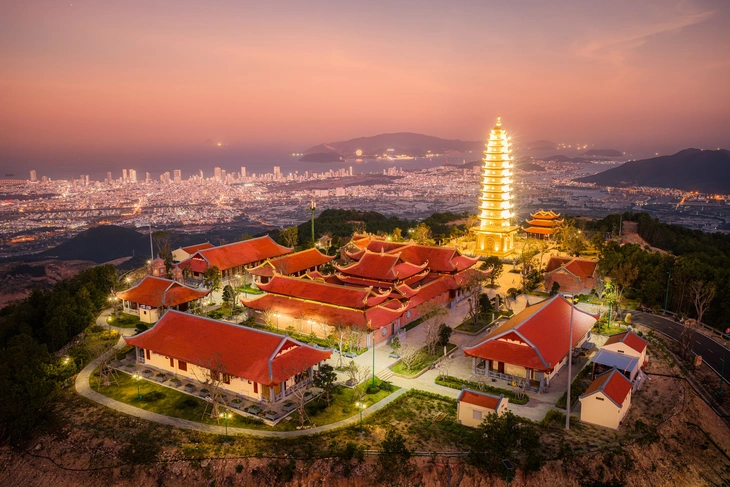 Dàn xe VF9 mui trần đưa vợ chồng á hậu Phương Nhi lên chùa làm lễ hằng thuận - Ảnh 10. Phương Nhi - Ảnh 12.