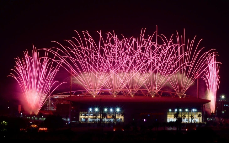 Vì sao pháo hoa có thể 'vẽ' trái tim, lá cờ, bụi tre... trên bầu trời? - Ảnh 2.