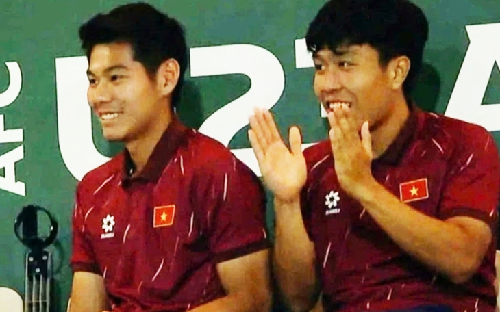 HLV Kim Sang Sik ‘nói đỡ’ cho tình huống thẻ đỏ của Đình Bắc - Ảnh 2.