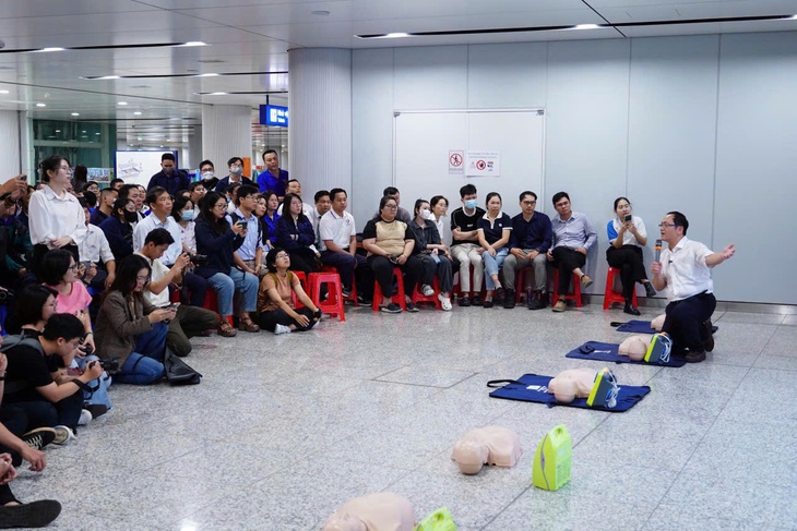 Ga metro có máy khử rung tim cứu người trong 3 - 5 phút vàng - Ảnh 1.