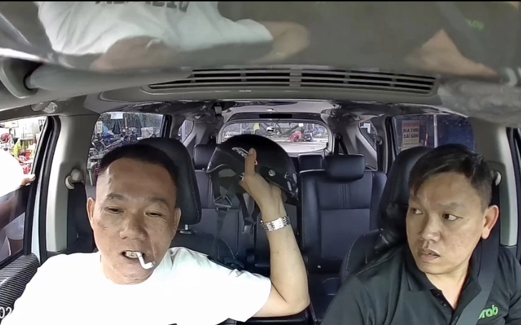 Nhân viên bị nhóm người lạ mặt lao lên xe khách đánh tới tấp - Ảnh 2.