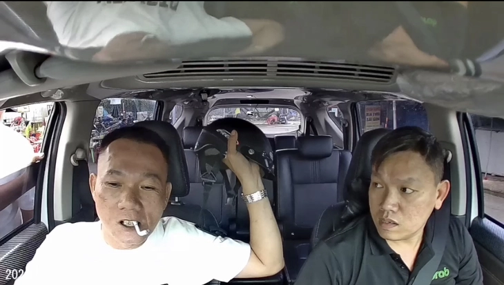 Tài xế Grab bị đập xe vì nhắc khách không hút thuốc - Ảnh 1.