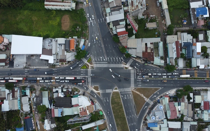 Gấp rút chuẩn bị mặt bằng làm cầu vượt tại ngã tư Đồng Tâm   - Ảnh 2.