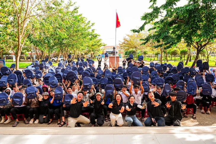 MIA.vn phối hợp Larita trao ba lô cho học sinh vùng lũ - Ảnh 3.