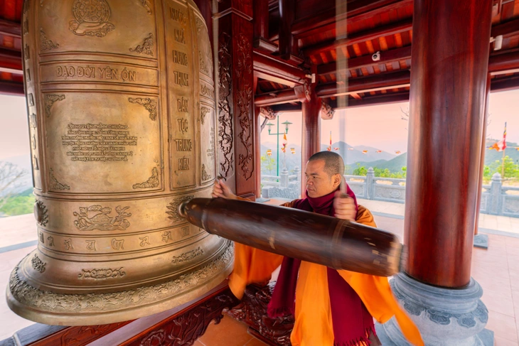 Dàn xe VF9 mui trần đưa vợ chồng á hậu Phương Nhi lên chùa làm lễ hằng thuận - Ảnh 9. Phương Nhi - Ảnh 11.