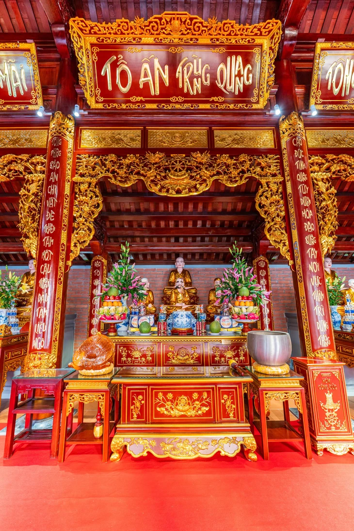 Dàn xe VF9 mui trần đưa vợ chồng á hậu Phương Nhi lên chùa làm lễ hằng thuận - Ảnh 8. Phương Nhi - Ảnh 10.