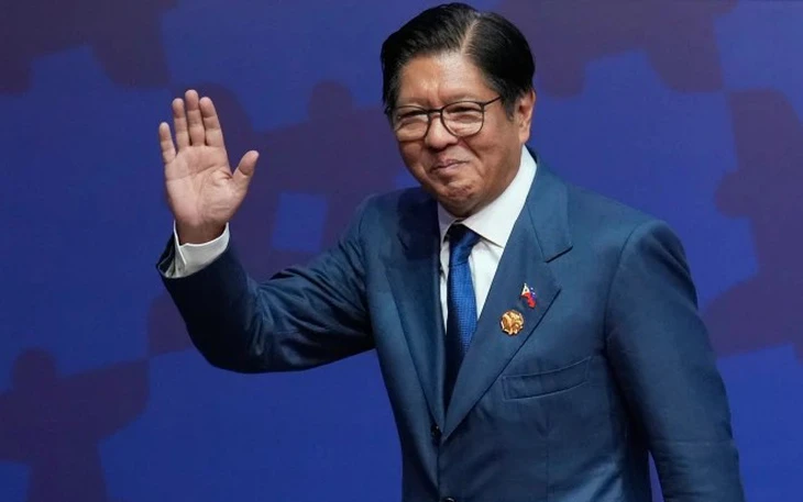 Tổng thống Philippines bật nhảy, chạy bộ trước truyền thông để bác tin đồn sức khỏe - Ảnh 2.