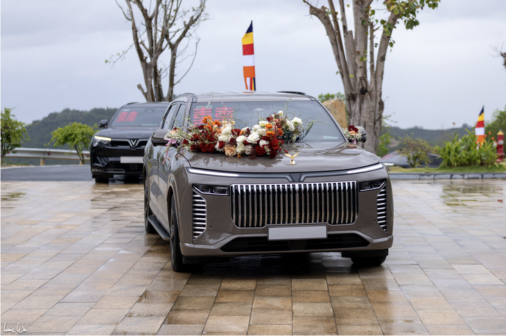 Dàn xe VF9 mui trần đưa vợ chồng á hậu Phương Nhi lên chùa làm lễ hằng thuận - Ảnh 4. Phương Nhi - Ảnh 4.