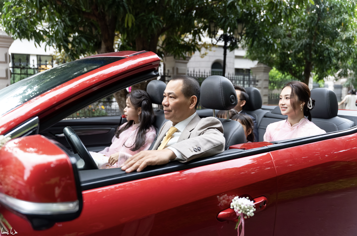 Dàn xe VF9 mui trần đưa vợ chồng á hậu Phương Nhi lên chùa làm lễ hằng thuận - Ảnh 3. Dàn xe VF9 mui trần đưa vợ chồng á hậu Phương Nhi lên chùa làm lễ hằng thuận - Ảnh 1.