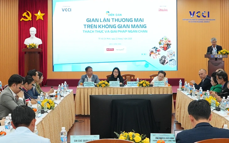 Hàng hiệu giá vài trăm nghìn đồng vẫn phủ kín chợ - Ảnh 2.
