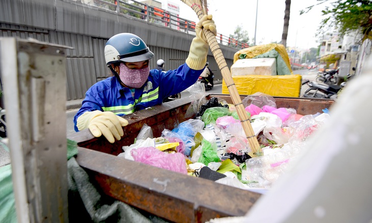 thu gom rác - Ảnh 1.