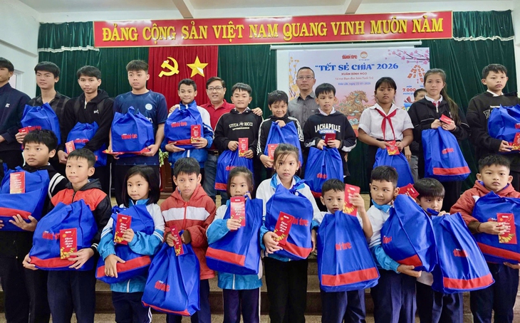 Tuổi Trẻ mang 'Tết sẻ chia' đến học sinh vùng lũ Phú Yên cũ - Ảnh 2. Tuổi Trẻ mang 'Tết sẻ chia' đến học sinh vùng lũ Phú Yên cũ - Ảnh 2.